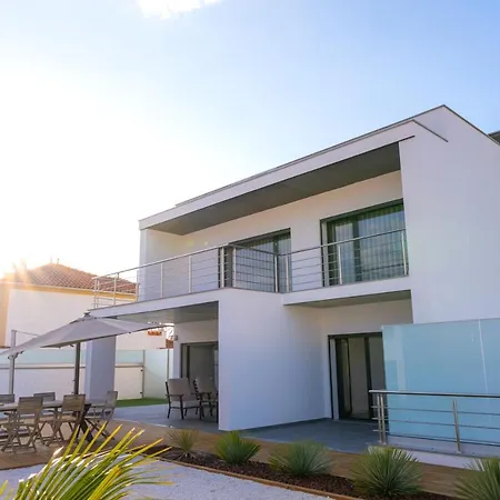 Moderna V4 C/ Piscina Privativa Villa Nazare